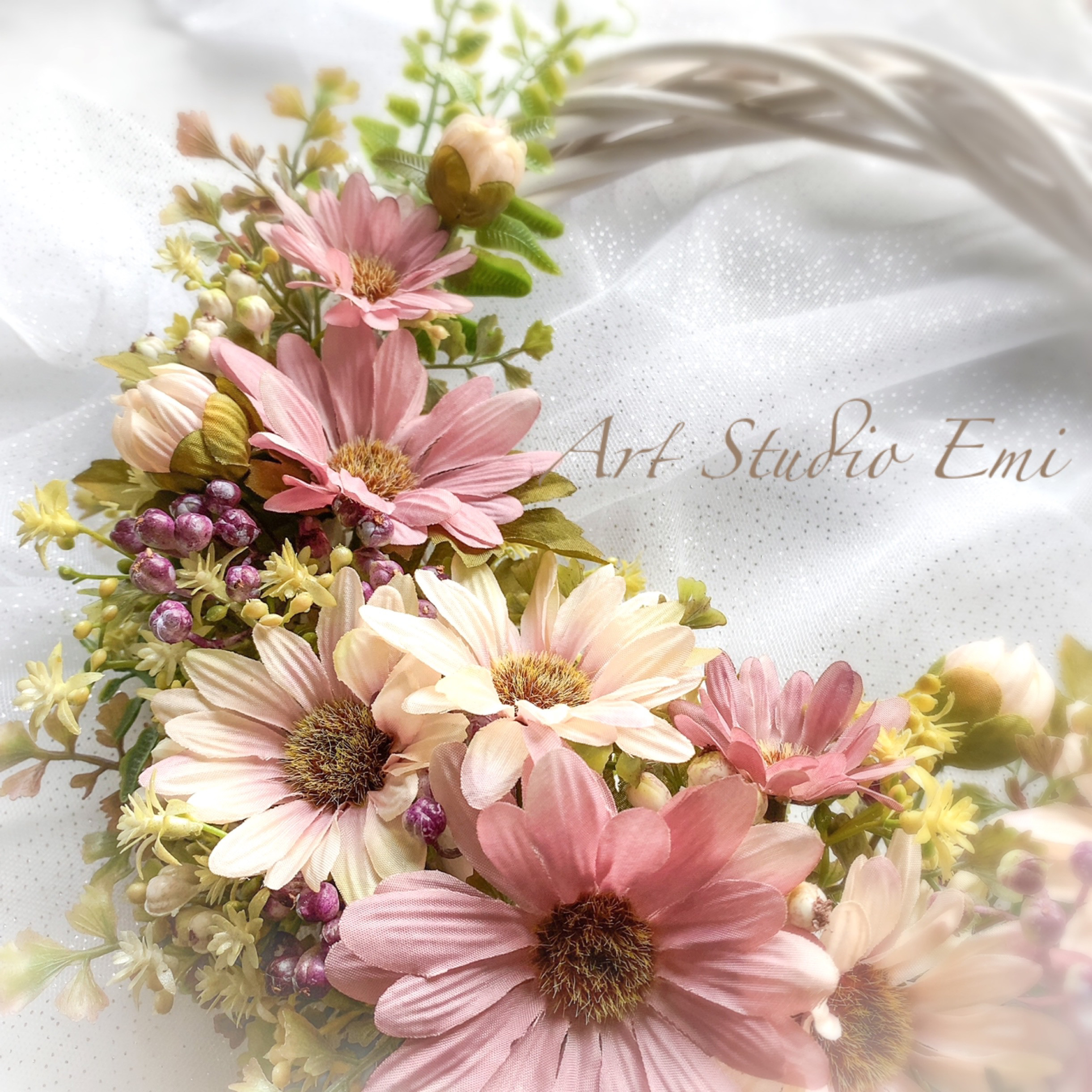 【受注製作】秋色デイジーの三日月リース　　＊ギフト ＊誕生日 ＊敬老の日  ＊くすみピンク