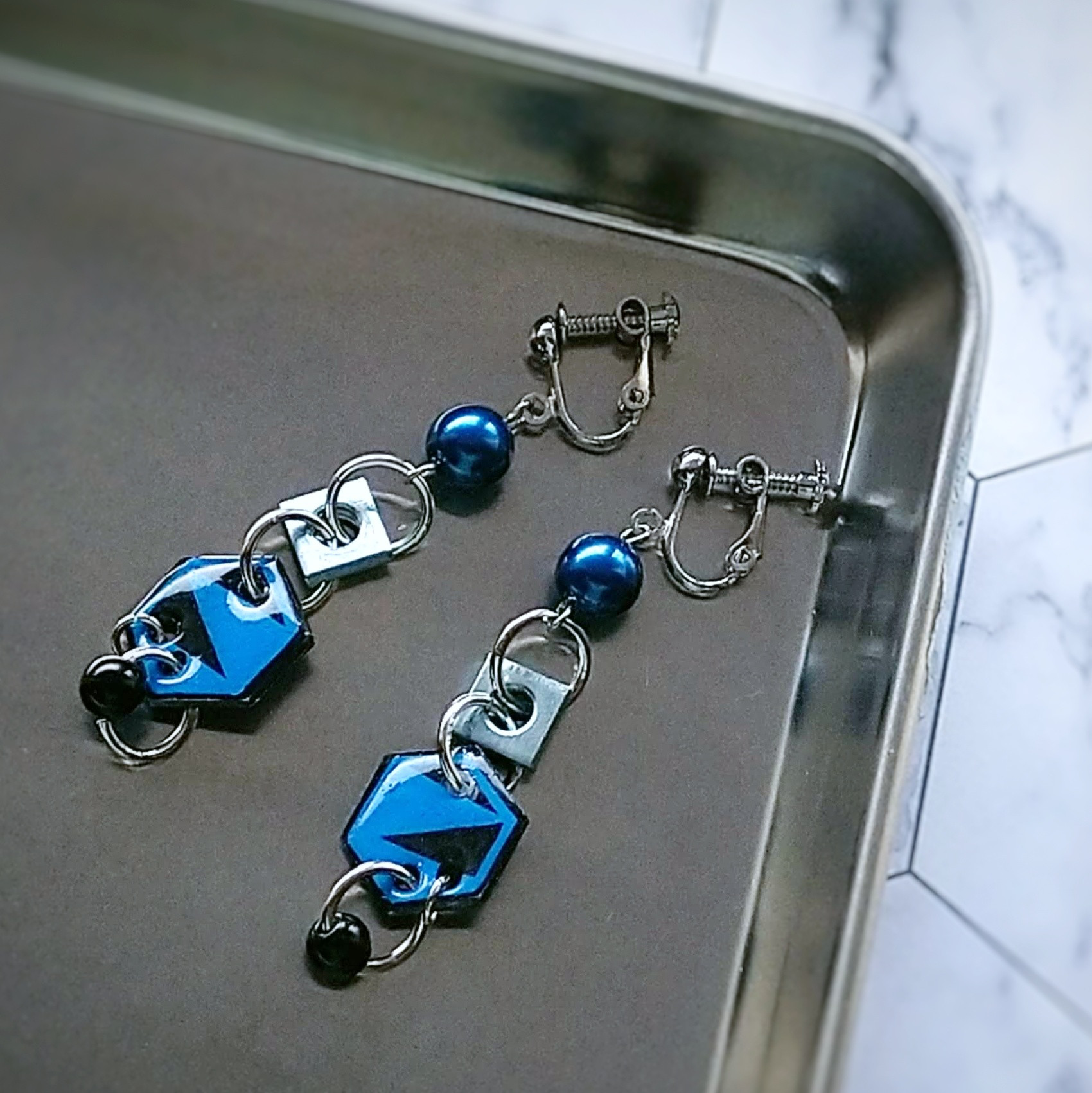 六角形の幾何学模様柄ナットつきボディピアス風イヤリング サイバー