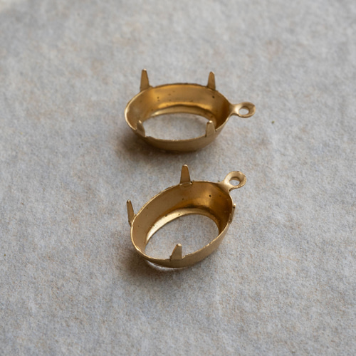 オーバルセッティング14×10ミリ、真鍮製の石座、カン付き（12コ