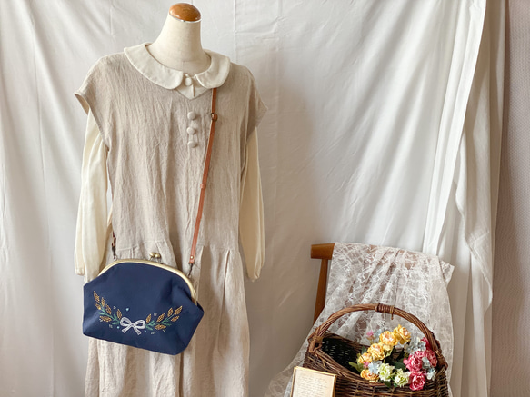 【即納】ミモザのショルダーバッグ（ネイビー×青のお花畑）　～手刺繍のがま口バッグ～ 5枚目の画像