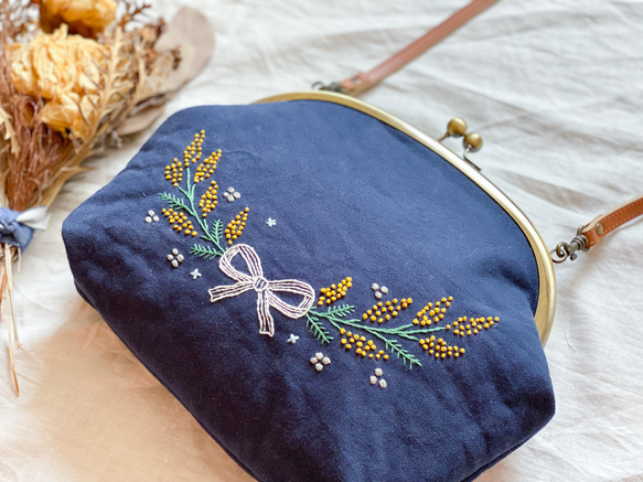 【即納】ミモザのショルダーバッグ（ネイビー×青のお花畑）　～手刺繍のがま口バッグ～ 2枚目の画像