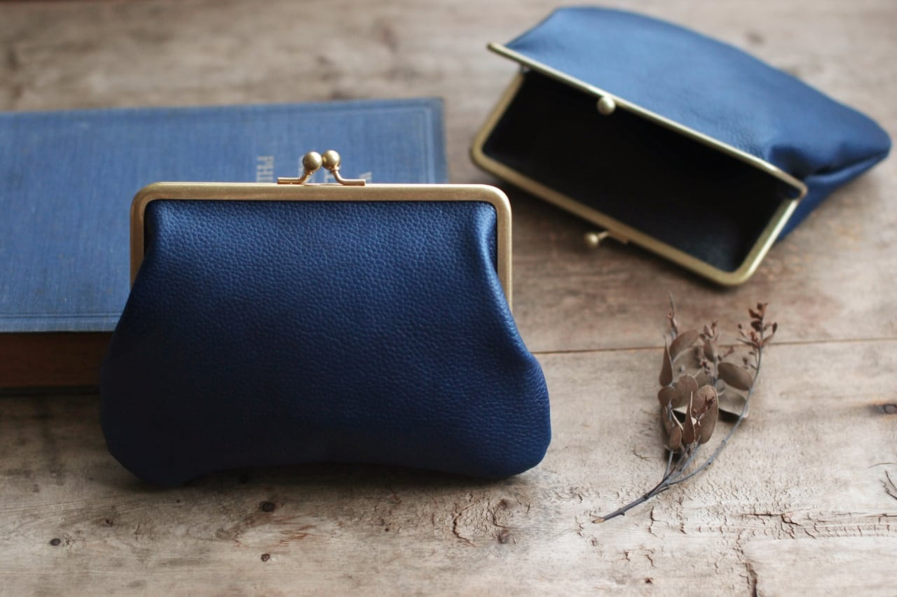 紺　ポーチ ネイビー 新品未使用 kiss がま口 キスロック lock