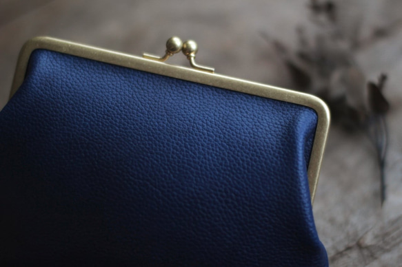 藍染牛皮材質[磨光] 黃銅材質金屬珠扣夾15cm萬用包 第4張的照片