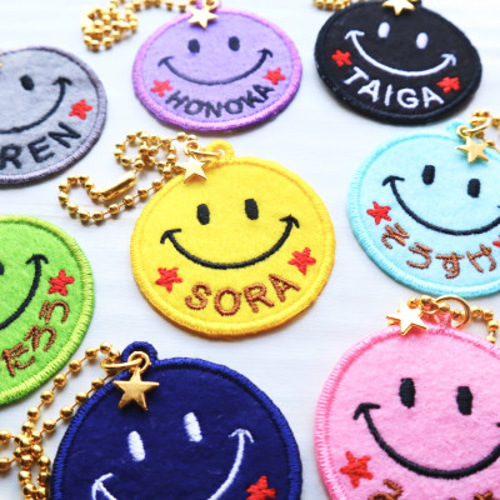 ☆送料無料☆にこちゃん☆お名前刺繍スマイリーキーホルダー☆きらきら