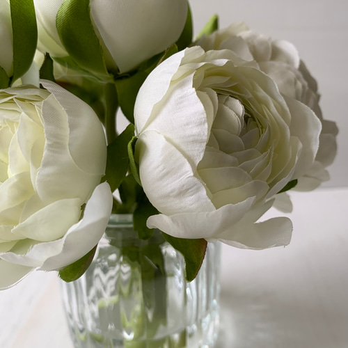 凛とした白[枯れない・水替え不要] 白いラナンキュラスアレンジ アート