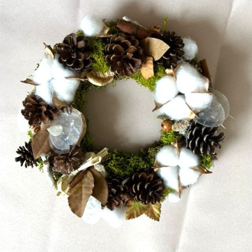秋・冬リース③「松ぼっくりと綿の実のカントリーリース 」 ＃玄関の