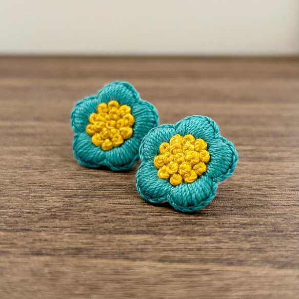 北欧風 花の刺繍ピアス/イヤリング mini【クラシックグリーン×イエロー】 5枚目の画像