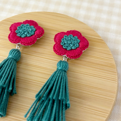 北欧風 花の刺繍タッセルピアス/イヤリング【レッド×クラシックグリーン】 2枚目の画像