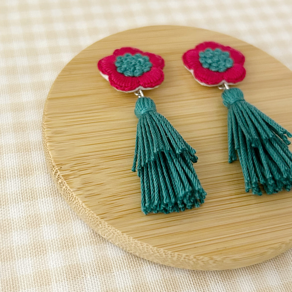 北欧風 花の刺繍タッセルピアス/イヤリング【レッド×クラシックグリーン】 4枚目の画像