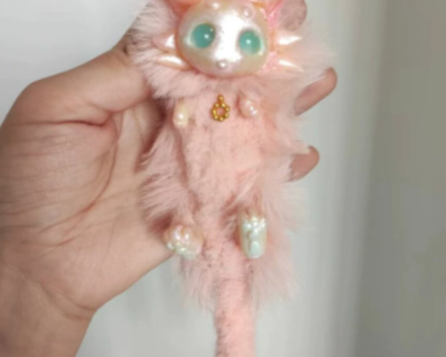花トカゲさん　創作人形　ハンドメイド　樹脂粘土人形 ハンドメイド 紙粘土人形 花束をかかえた女の子 壁掛け&スタンド