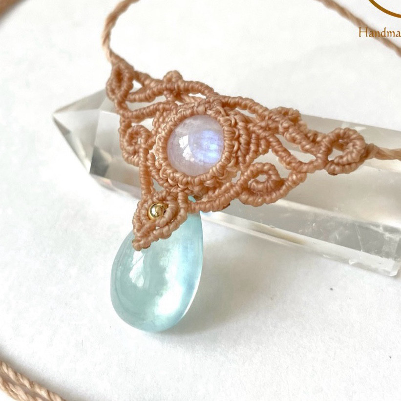 kuru＊レインボームーンストーンとアクアマリン【3月誕生石】の天然石マクラメネックレス