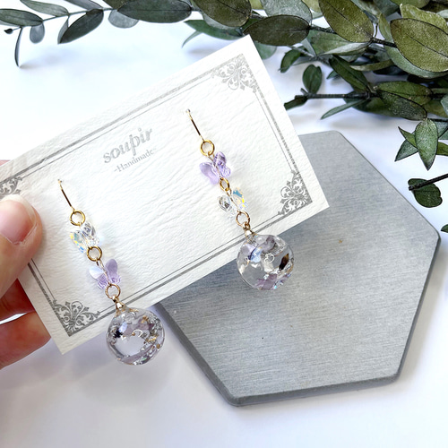 揺れる蝶とレジンボールピアス/イヤリング ピアス（フック・チェーン 