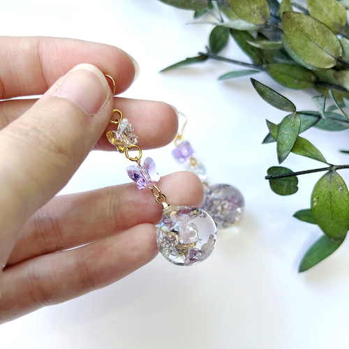 揺れる蝶とレジンボールピアス/イヤリング ピアス（フック・チェーン 