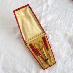 フランスヴィンテージ 裁縫 5点 箱付 ベークライト ハサミ 指貫 1枚目の画像