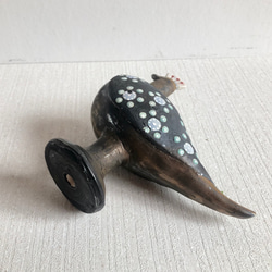 金ラスタの鳥花器　ートサカの付いた鳥一輪挿しー　金属製にみえますが陶器です。 3枚目の画像