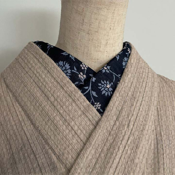 型染め風 紺地にくすみカラーの更紗柄 しなやかコットン 半衿 ハンドメイド半襟 2枚目の画像
