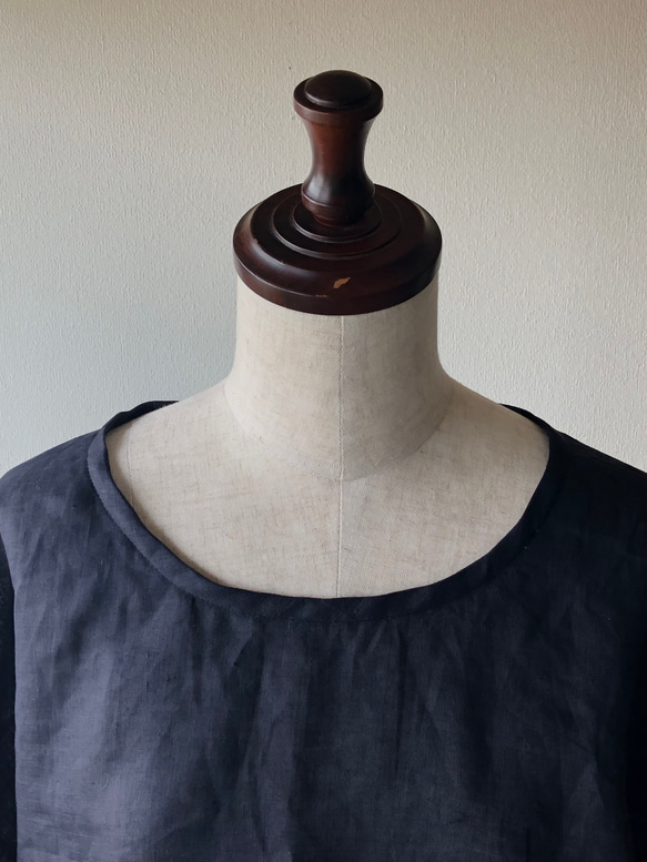 袖が刺繍のうしろタックブラウス     フレンチリネン　　ダークネイビー　フリーサイズ　 6枚目の画像