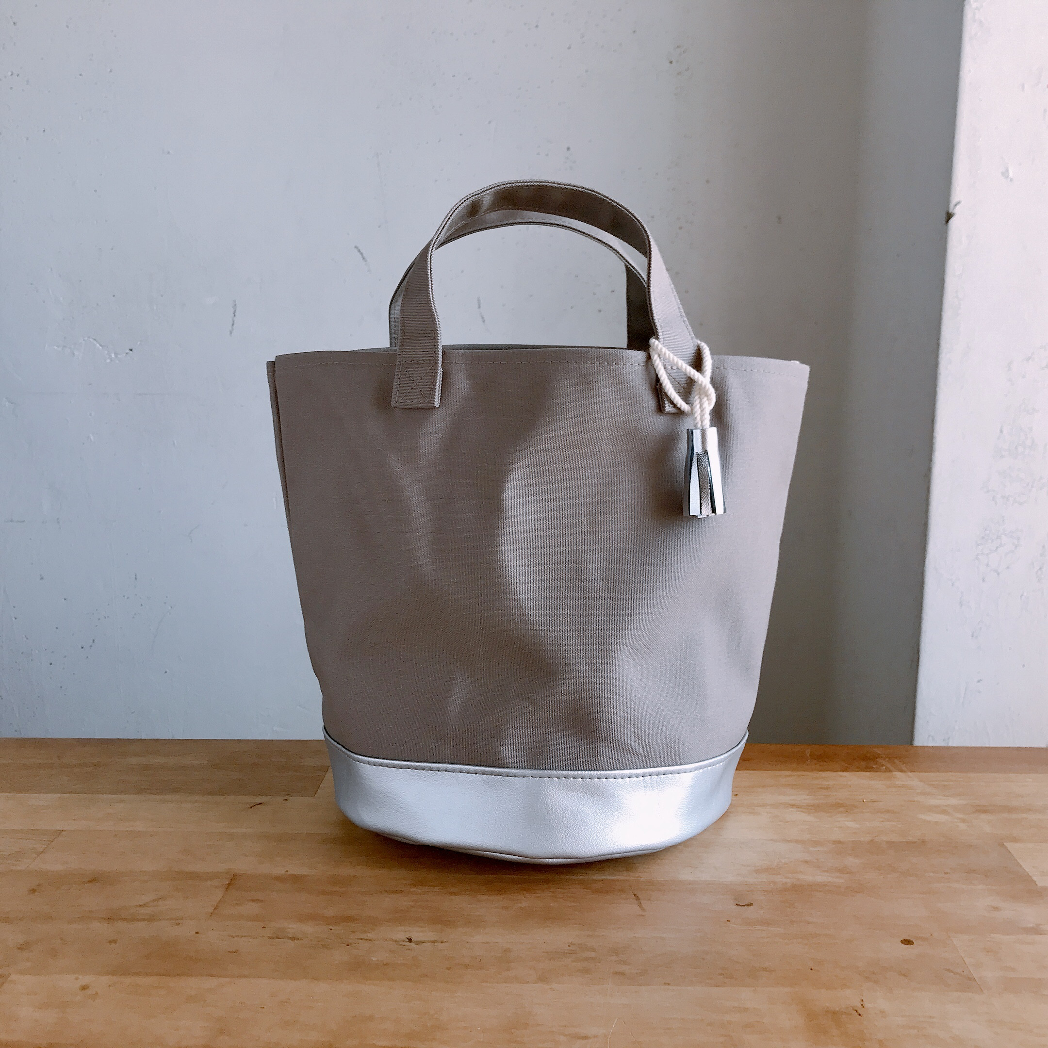 -再販-［S］マルシェカゴのような帆布のバケツトート グレージュ×マットシルバー