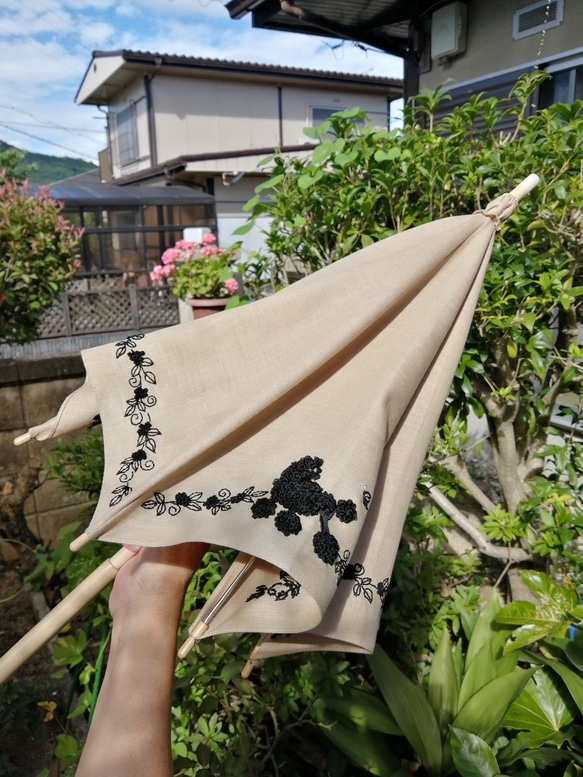 プードル＆ベリー黒糸刺繍の日傘（ベージュ系リネン生地にブラック・プードル）UV加工済み 14枚目の画像