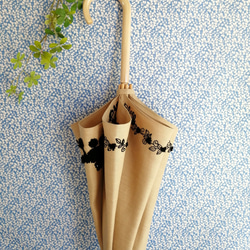プードル＆ベリー黒糸刺繍の日傘（ベージュ系リネン生地にブラック・プードル）UV加工済み 2枚目の画像