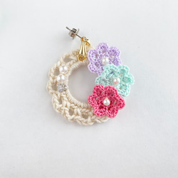手編み花モチーフとパールのリースイヤリング/ピアス《紫×エメラルド×桃》 4枚目の画像