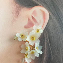 両耳セット 白色×黄色 しだれ桜のイヤーカフ (左耳用) さくらイヤーカフ 2枚目の画像