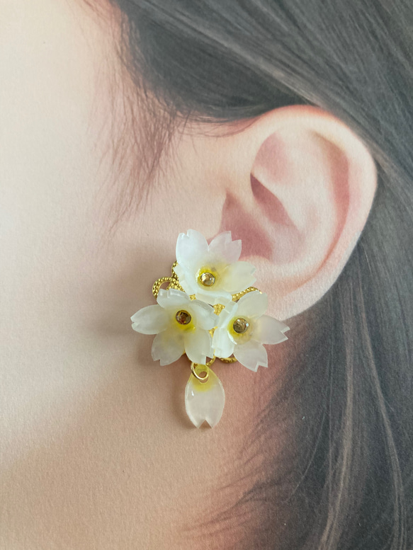 両耳セット 白色×黄色 しだれ桜のイヤーカフ (左耳用) さくらイヤーカフ 3枚目の画像
