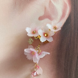 両耳セット 白色×ピンク色 しだれ桜のイヤーカフ (左耳用) さくらイヤーカフ 2枚目の画像