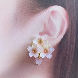両耳セット 白色×ピンク色 しだれ桜のイヤーカフ (左耳用) さくらイヤーカフ 3枚目の画像