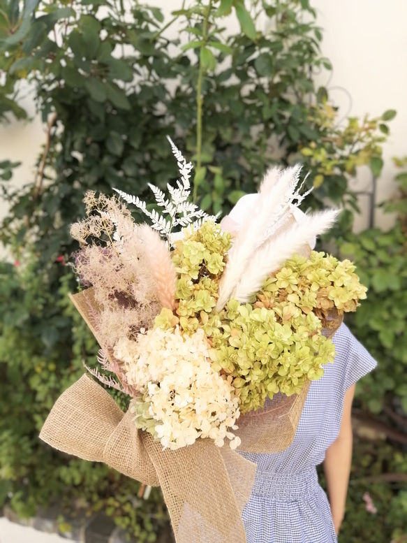 爽やかです！たくさんの紫陽花とスモークツリーのドライフラワースワッグ LLサイズ　　ブーケ　花束