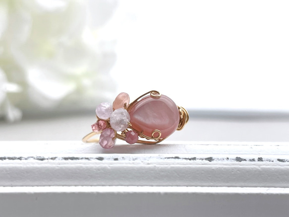 ピンクの天然石のワイヤーリング ピンクの天然石のワイヤーリング