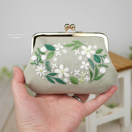 刺繍がま口ポーチ☆グレイッシュグリーン 小物入れ 小銭入れに