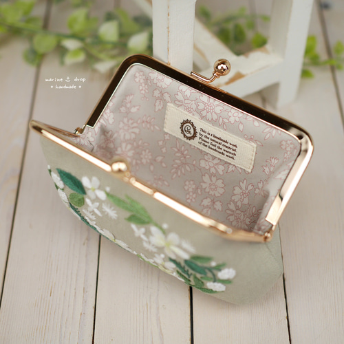 刺繍がま口ポーチ☆グレイッシュグリーン 小物入れ 小銭入れに
