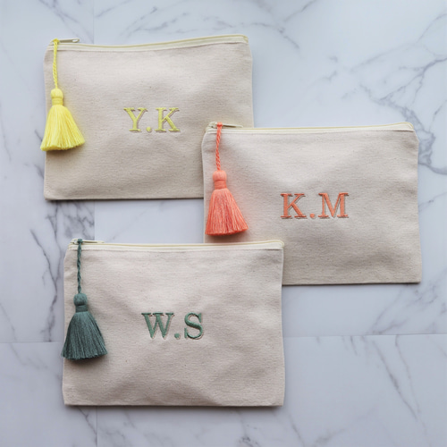 surrt.♡   ウエイト枠   刺繍イニシャルポーチ♡ イニシャルポーチ❤︎ | irodorikoubouumui's STORE