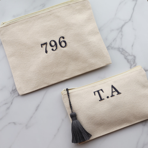 A2017M♡ ウエイト枠 刺繍イニシャルポーチ♡ Mei様 専用♡ ウエイト枠 刺繍イニシャルポーチ♡ - メルカリ