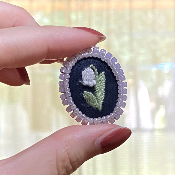 刺繍 ブローチ チューリップ すずらん ビーズ きらきら おめかし 3枚目の画像