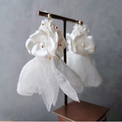 シルク サテン 揺れる オーガンジー 花 選べる カスタム 結婚式 ウェディング ブライダル ピアス イヤリング 3枚目の画像
