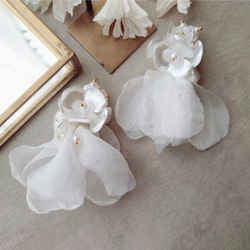 シルク サテン 揺れる オーガンジー 花 選べる カスタム 結婚式 ウェディング ブライダル ピアス イヤリング 4枚目の画像