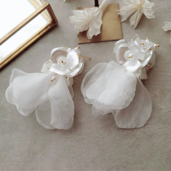 シルク サテン 揺れる オーガンジー 花 選べる カスタム 結婚式 ウェディング ブライダル ピアス イヤリング 6枚目の画像