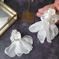シルク サテン 揺れる オーガンジー 花 選べる カスタム 結婚式 ウェディング ブライダル ピアス イヤリング 9枚目の画像