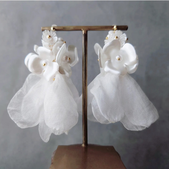 シルク サテン 揺れる オーガンジー 花 選べる カスタム 結婚式 ウェディング ブライダル ピアス イヤリング 1枚目の画像