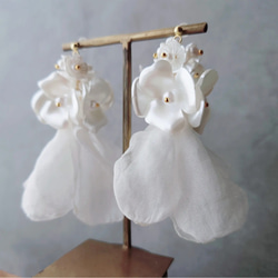 シルク サテン 揺れる オーガンジー 花 選べる カスタム 結婚式 ウェディング ブライダル ピアス イヤリング 2枚目の画像