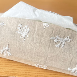 ナチュラルコットン　白の花束刺繍　エコティッシュカバー　箱なしティッシュカバー　ソフトパックティッシュカバー　 4枚目の画像