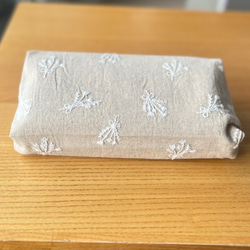 ナチュラルコットン　白の花束刺繍　エコティッシュカバー　箱なしティッシュカバー　ソフトパックティッシュカバー　 6枚目の画像
