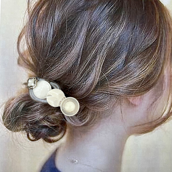 ホワイトとシルバーのヘアクリップ  クリアーなホワイトの大人可愛いヘアアクセサリー 3枚目の画像