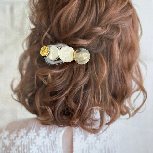 ホワイトゴールドの夏ヘアクリップ クリアー素材とホワイトの大人