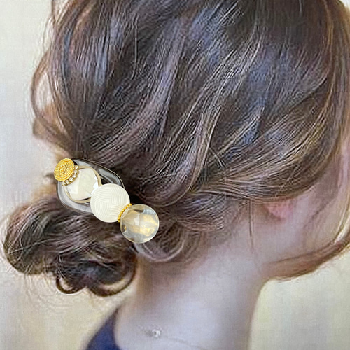 ホワイトゴールドの夏ヘアクリップ クリアー素材とホワイトの大人