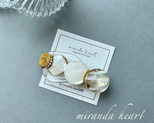 ホワイトゴールドの夏ヘアクリップ クリアー素材とホワイトの大人