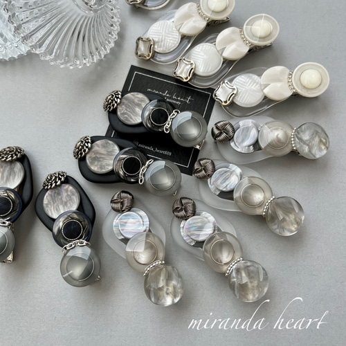 ホワイトゴールドの夏ヘアクリップ クリアー素材とホワイトの大人