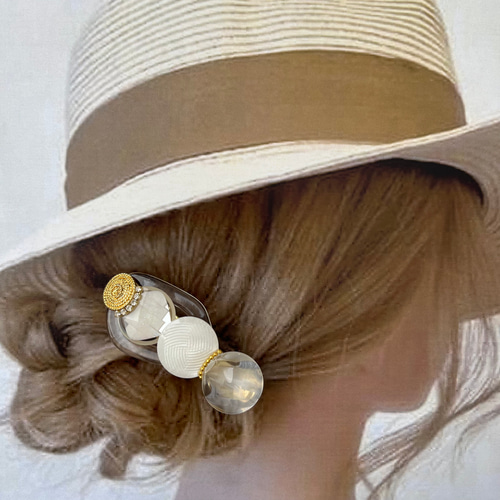 ホワイトゴールドの夏ヘアクリップ クリアー素材とホワイトの大人